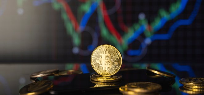 El bitcoin supera los 37.000 dólares durante la noche, pero vuelve a caer