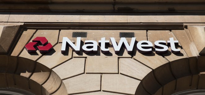 Noticias empresariales: El FTSE 100 se mantiene a pesar de las preocupaciones de Omicron