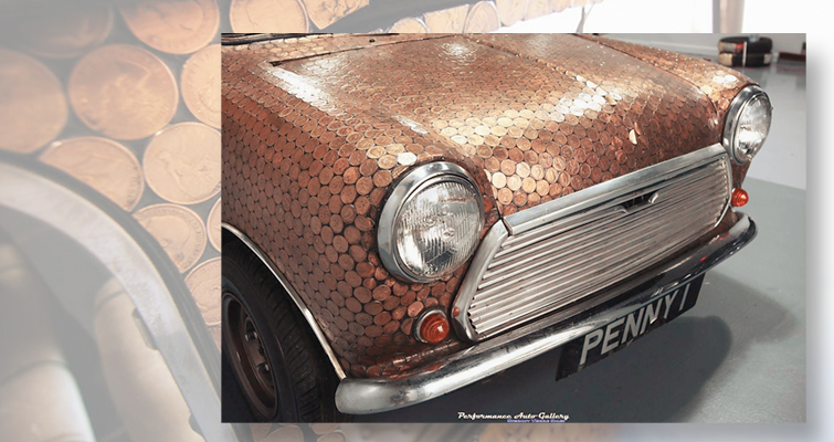 Morris Mini cubierto de monedas en homenaje a los Beatles