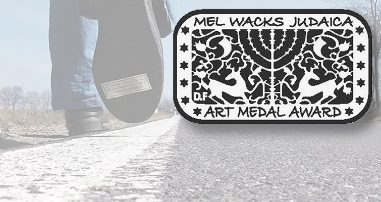 La medalla que marca el horror de 1945 gana el premio inaugural La medalla que marca el horror de 1945 gana el premio inaugural